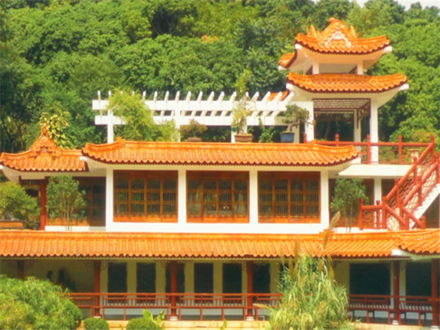 金黄色筒瓦寺院庭楼实景图